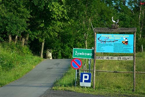 Parking i droga dojazdowa do bocianiej wsi w Żywkowie